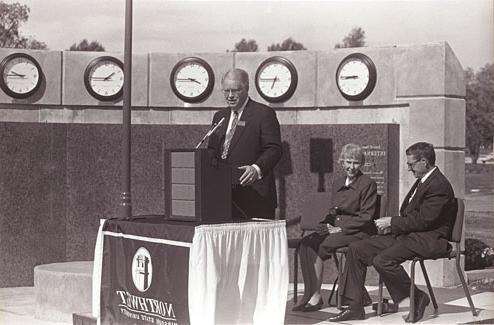 During the dedication of the 乔伊斯 and Harvey White 国际广场 in 1998, 时任大学校长. Dean 哈伯德 addressed the crowd as 乔伊斯 and Harvey White were honored.